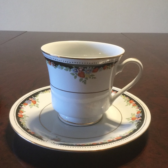 LYNN’S FINE CHINA FOOTED TEA CUP & SAUCER WITH BENNINGTON PATTERN - Picture 1 of 1